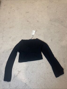 Black Ribbed V-Neck Long-Sleeve Crop Top - Women